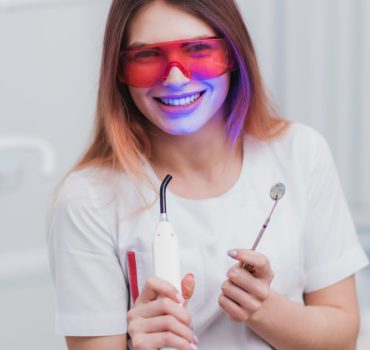 beautiful-girl-orthodontist-posing-with-instruments-clinic-scaled-1.jpg